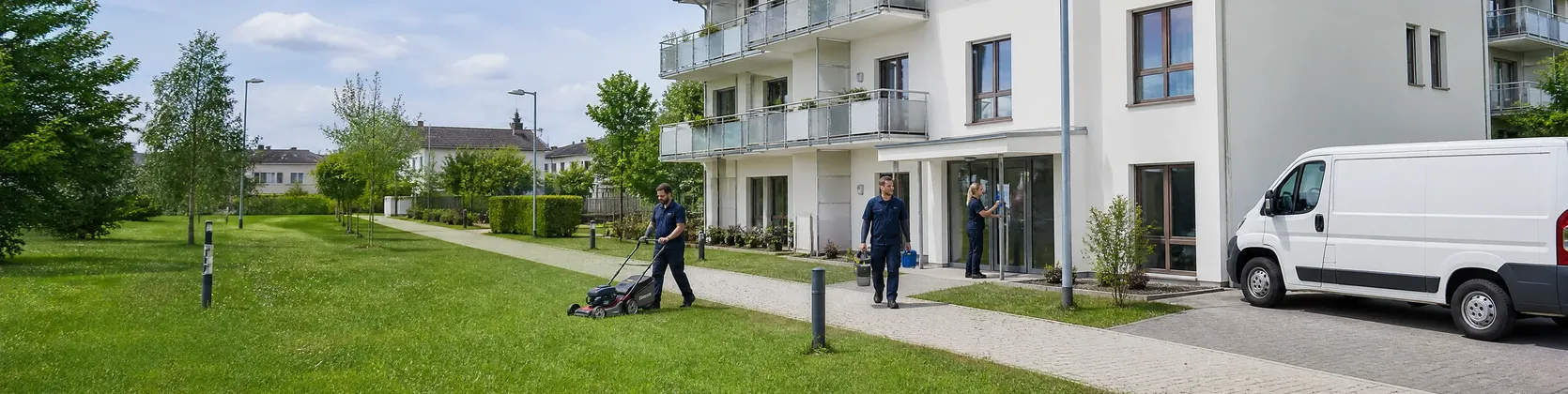 Rasenpflege, Glasreinigung und Hausmeisterservice an einer Wohnanlage