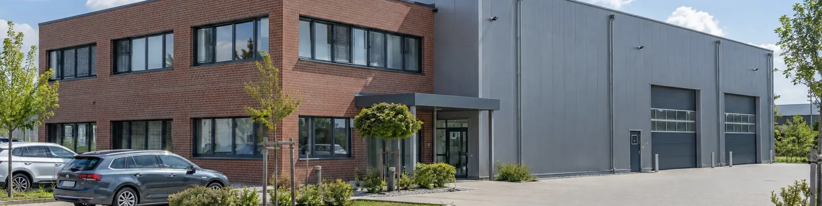 Gewerbebau mit Klinker-Büroteil und Halle in einem Gewerbegebiet